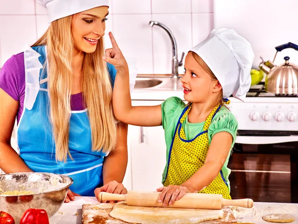 Matka i dziecko do pieczenia ciasteczek. — Zdjęcie stockowe