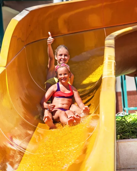 Niño en tobogán acuático en aquapark . — Foto de Stock