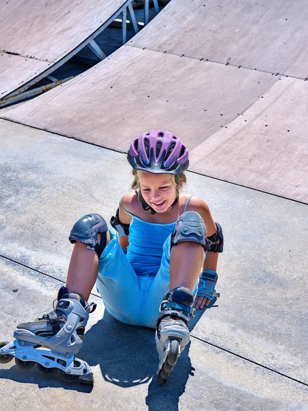 Menina montando em patins  . — Fotografia de Stock