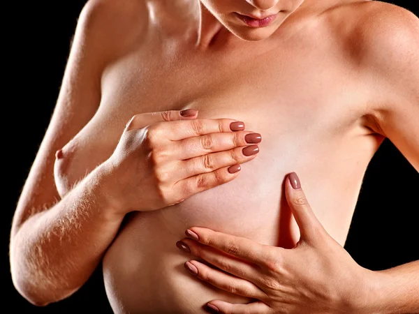 Kendi kendine muayene göğüs. Çıplak kız çıplak göğüsleri inceliyor.