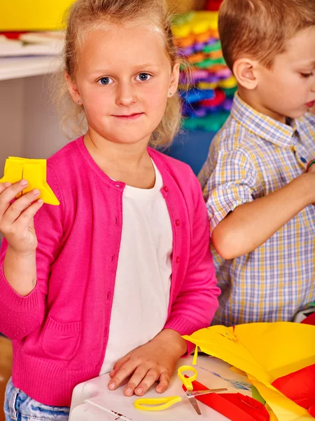 Ομάδα τα παιδιά κρατώντας origami αεροπλάνο στο νηπιαγωγείο . — Φωτογραφία Αρχείου