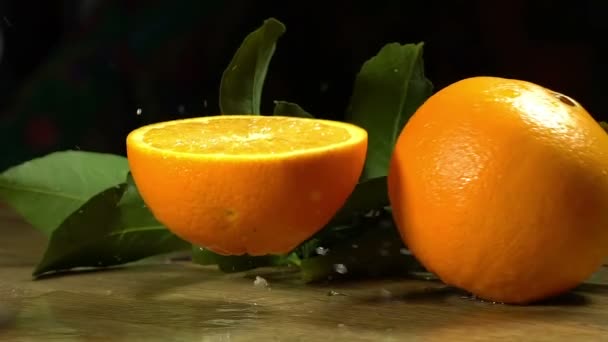 Grupo de naranjas con hojas sobre tablas de madera . — Vídeo de stock