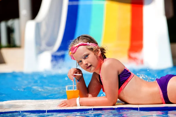 Kinder auf Wasserrutsche im Aquapark. — Stockfoto