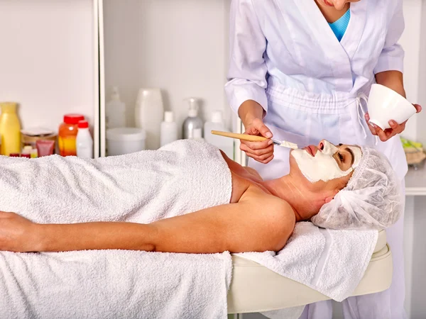 Femme d'âge moyen prendre massage du visage dans le salon de spa . — Photo