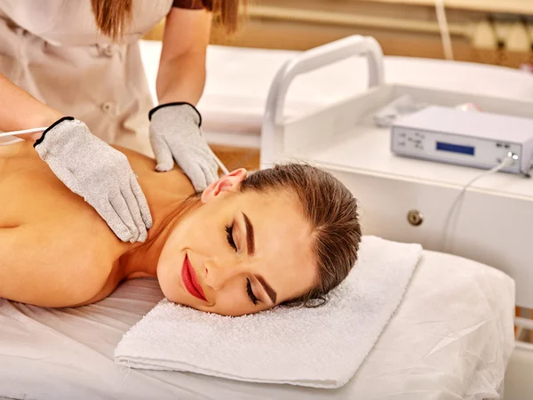 Mujer recibiendo guantes de electricidad masaje en salón de belleza . —  Fotos de Stock