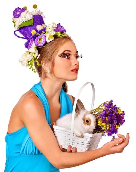 Mujer en estilo pascua presenta conejito y flores . —  Fotos de Stock