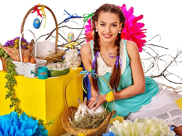 Mujer en estilo pascua sosteniendo huevos y flores . —  Fotos de Stock