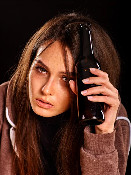 Menina bêbada segurando garrafa de vodka . — Fotografia de Stock