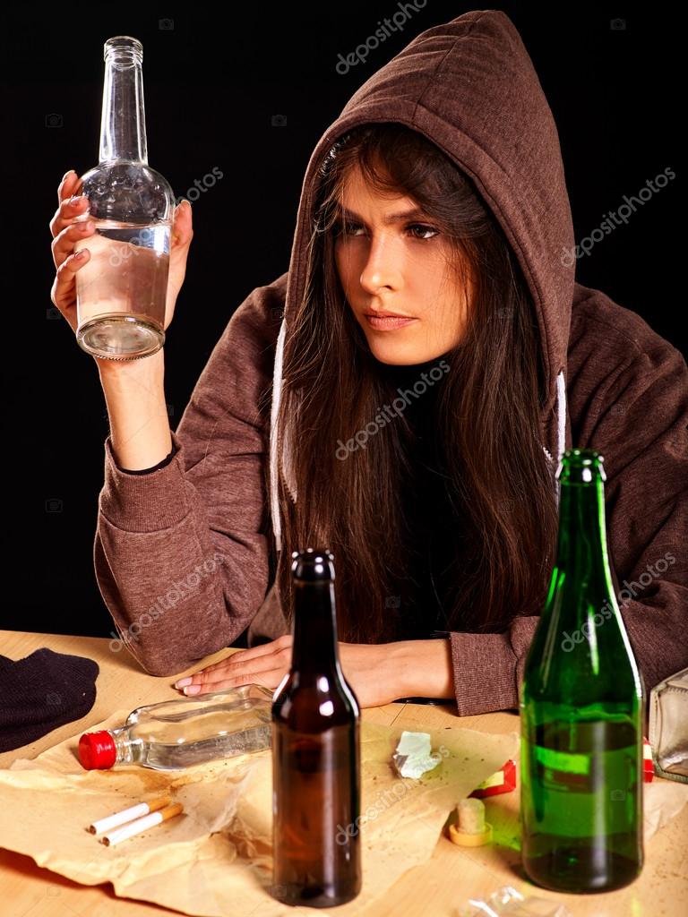девушка бухает. красивая пьяная девушка. пьющая девушка. девушка с бутылкой пива. девушка с бутылкой.