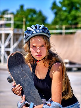 Amaca hizmet edecek ve saldırgan bir genç kız kaykay kaykay onun açık tutar.