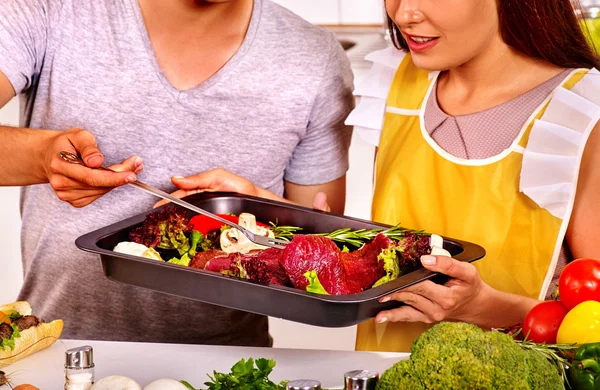 Família cozinhar carne na cozinha . — Fotografia de Stock