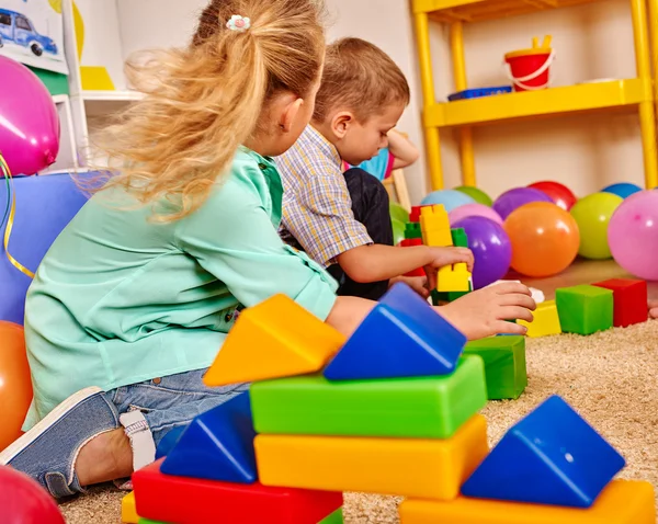 Grupp barn spel block på golvet . — Stockfoto