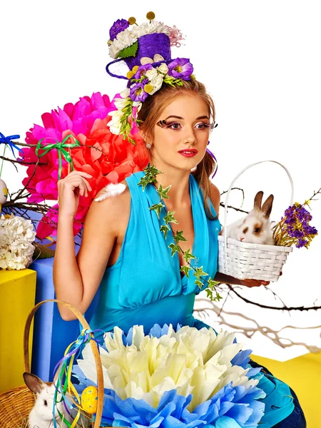 Γυναίκα με λουλούδια στα μαλλιά στυλ Πάσχα κρατώντας τα αυγά και τα λουλούδια. — Φωτογραφία Αρχείου