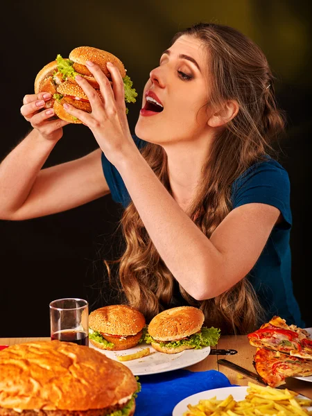 Ragazza mangiare panino grande . — Foto Stock