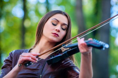 Müzik sokak sanatçıları ile kız kemancı