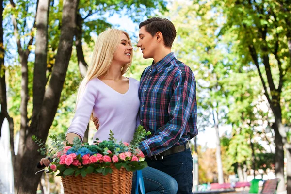 Couple avec vélo rétro dans le parc . — Photo