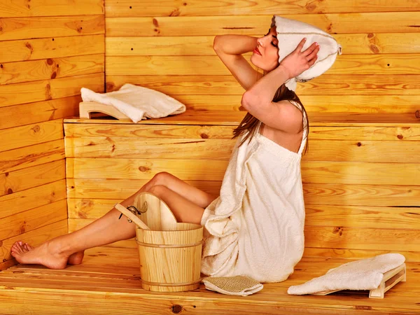 Grupo de personas en sombrero en la sauna . — Foto de Stock