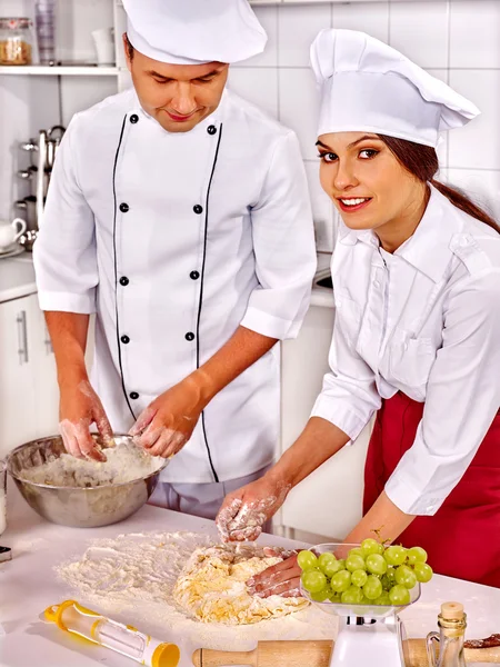 Mulher homem em chapéu de chef cozinhar frango . — Fotografia de Stock