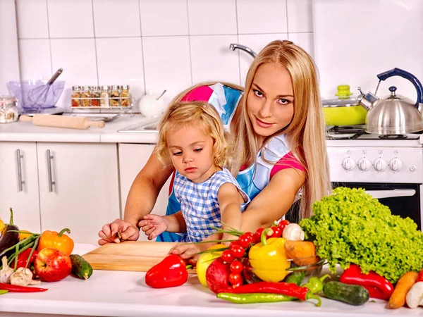 Matka a dítě vaření v kuchyni. — Stock fotografie