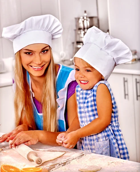 Mãe e filho assar biscoitos . — Fotografia de Stock