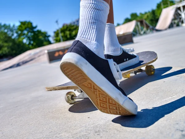 Fille chevauchant sur patins à roulettes  . — Photo