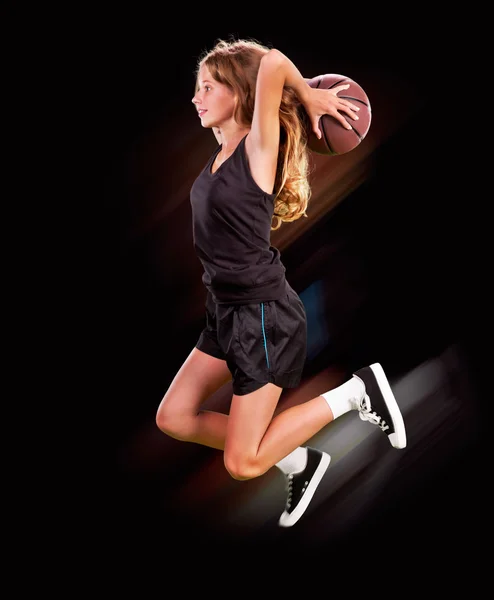 Girl throwing basketball in gym. — Stock Photo, Image