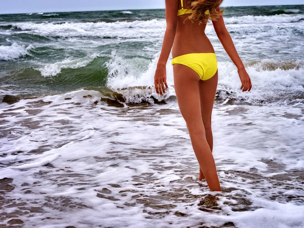 Summer girl sea in yellow swimsuit — Stock Photo, Image