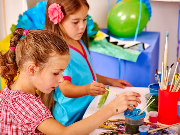 Groupe petite fille avec peinture au pinceau à la maternelle  . — Photo