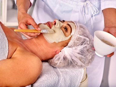 Kadın orta yaşlı almak yüz masaj spa salonda.