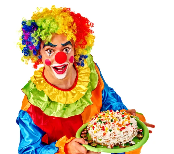 Grattis på födelsedagen clown man håller kakan på tallrik. — Stockfoto