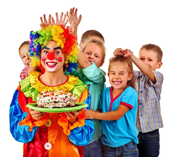 Clown tenere torta di compleanno con i bambini di gruppo . — Foto Stock