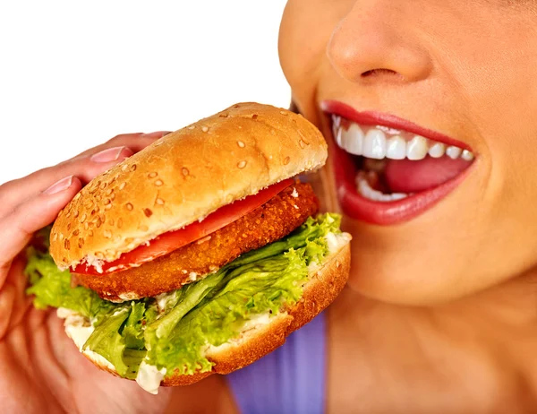 Ragazza mangia grande hamburger fast food . — Foto Stock