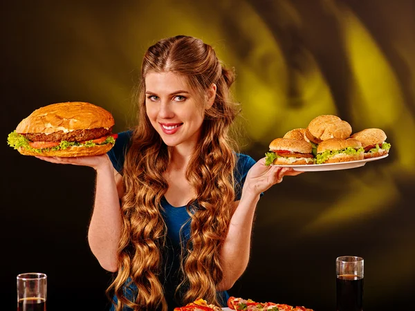 Девушка ест большой бутерброд . — стоковое фото