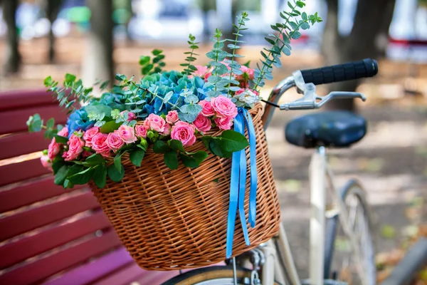 Rower z koszem kwiatów w parku. — Zdjęcie stockowe