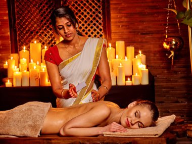 Ayurveda spa tedavisi olan kadın.