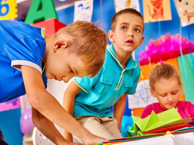Grup çocuklar anaokulunda origami uçak yapmak öğrenmek .