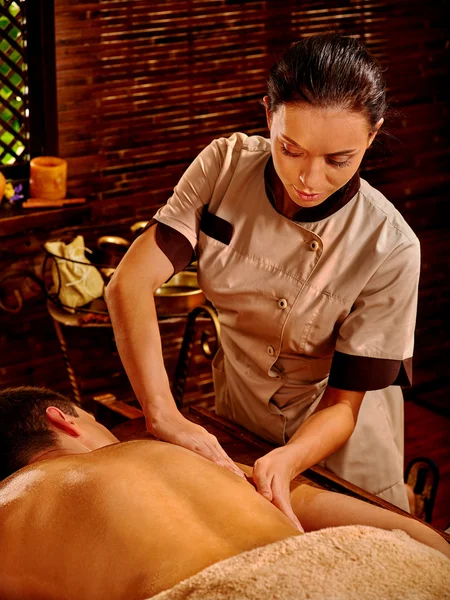 Man having Ayurvedic spa treatment. — Stock Photo, Image