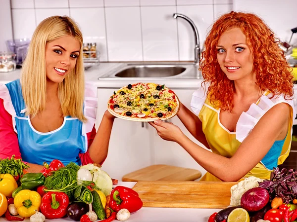 Mujer feliz cocinando pizza . — Foto de Stock