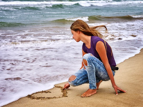 Verão menina mar olhar na água — Fotografia de Stock