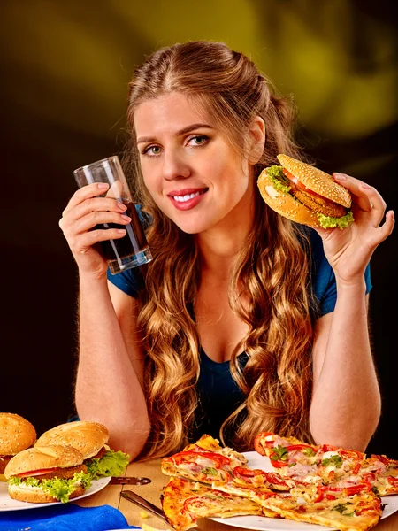 Ragazza mangiare panino grande . — Foto Stock