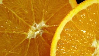 Grup portakal ahşap kurullarında yaprakları ile.