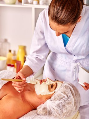 Kadın orta yaşlı almak yüz masaj spa salonda.