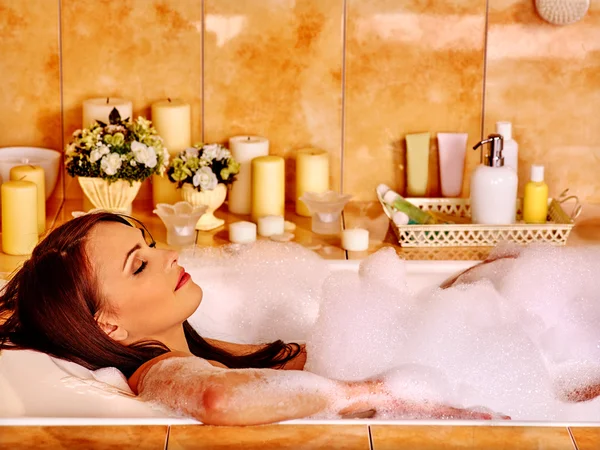 Mujer relajante en baño de burbujas . —  Fotos de Stock