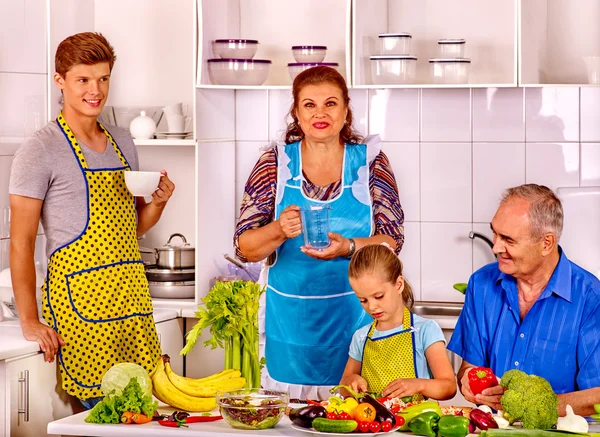 Família com criança cozinha na cozinha . — Fotografia de Stock