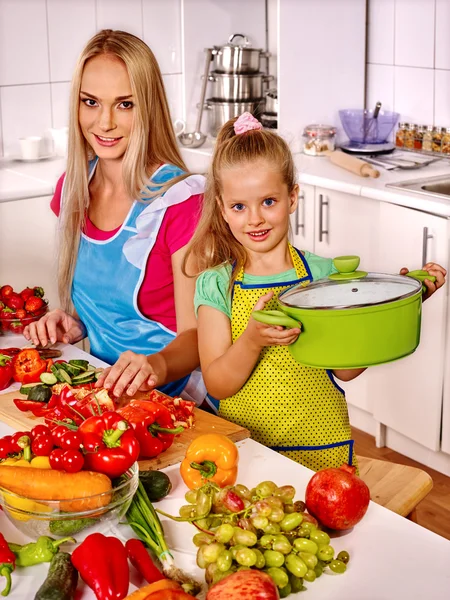Moeder en dochter koken in de keuken. — Stockfoto