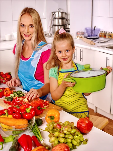 Mãe e filha cozinhar na cozinha . — Fotografia de Stock