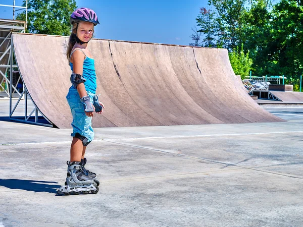 Dívka jízda na kolečkových bruslích . — Stock fotografie
