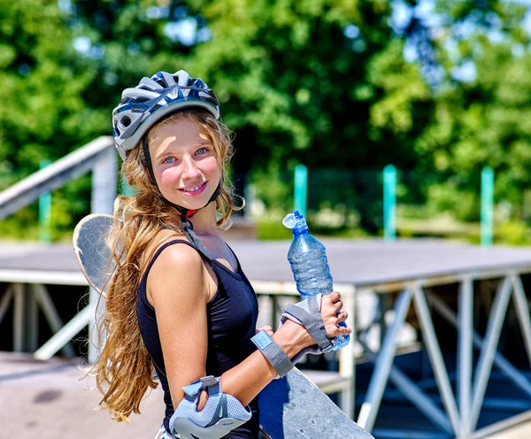 Adolescente menina monta seu skate — Fotografia de Stock