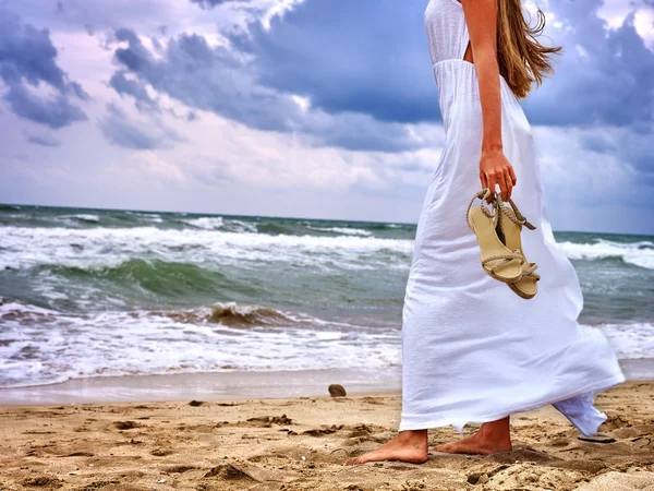 Verano chica mar mirada en el agua — Foto de Stock