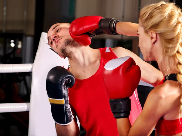 Çift erkek ve kadın boks ringde. — Stok fotoğraf